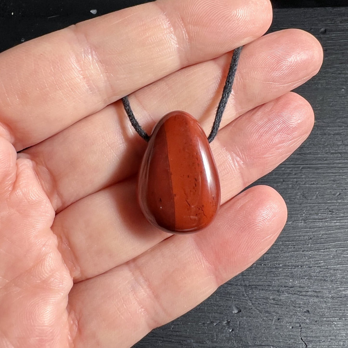 Polierter roter Jaspis Schmuckanhaenger in tropfenfoermiger Form | Happy Minerals