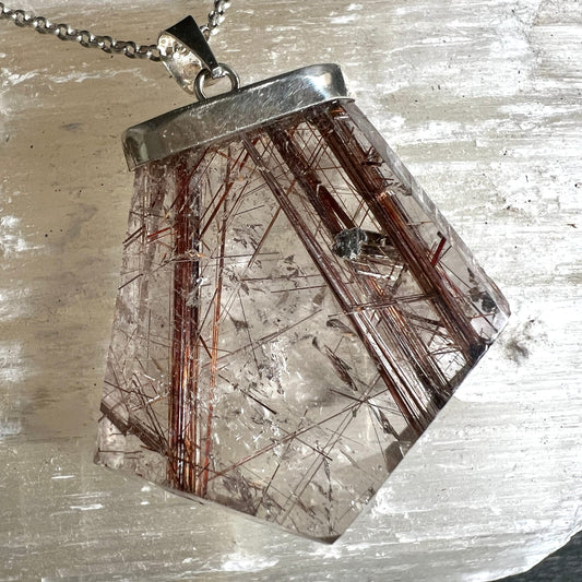 roter rutil in klarem quarz, sterlingsilberöse | Ansicht 12 | Happy Minerals