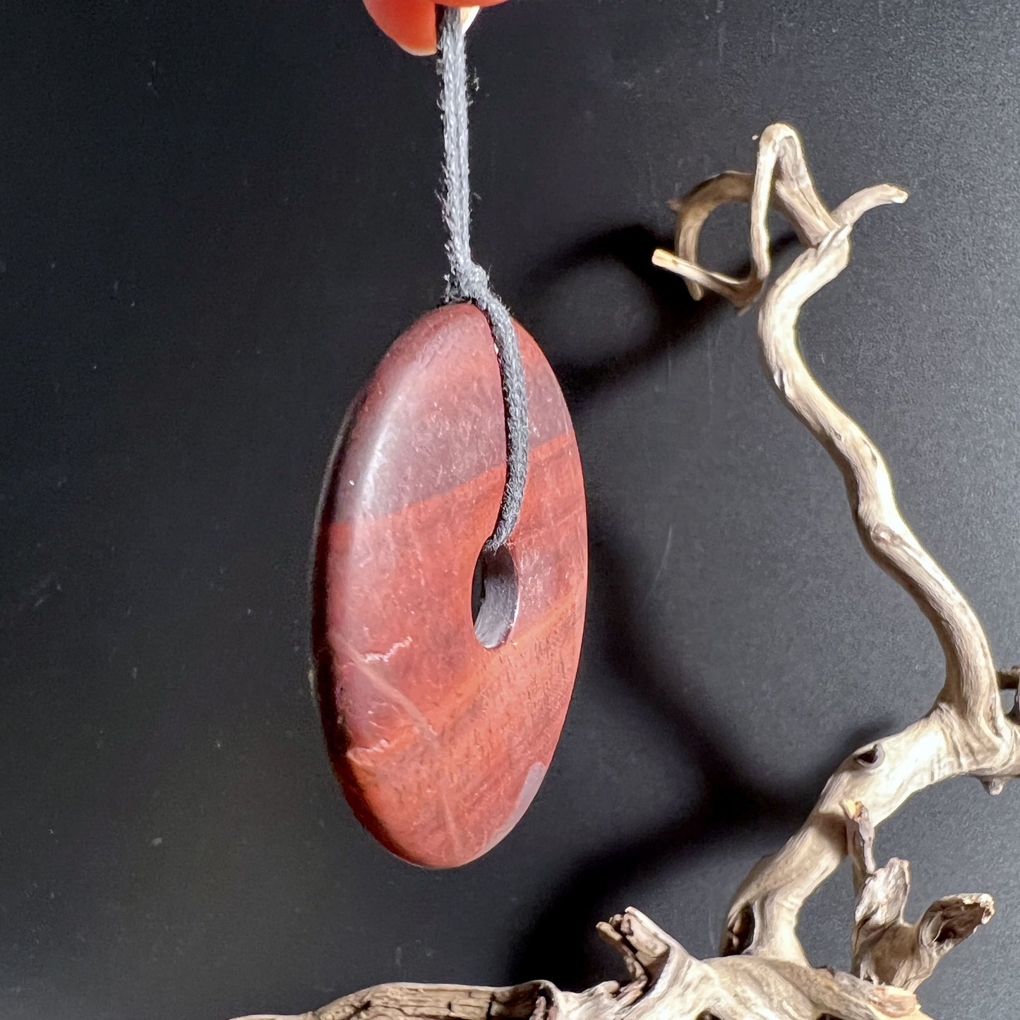 Matt polierter Tigerauge Donut in kräftigem Rotbraun | Happy Minerals