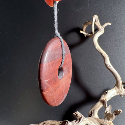 Matt polierter Tigerauge Donut in kräftigem Rotbraun | Happy Minerals