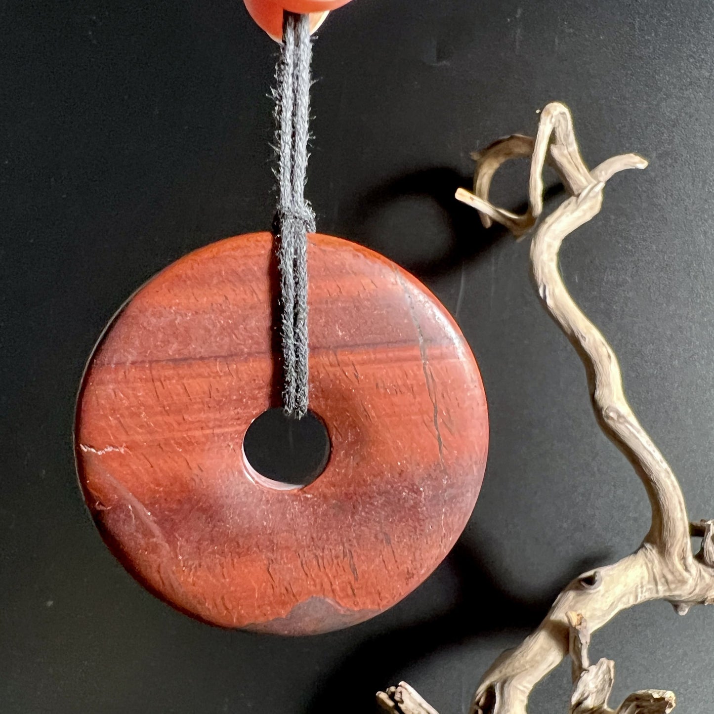 Rotes Tigerauge Donut 50mm, matt poliert, verstellbares Band | Happy Minerals