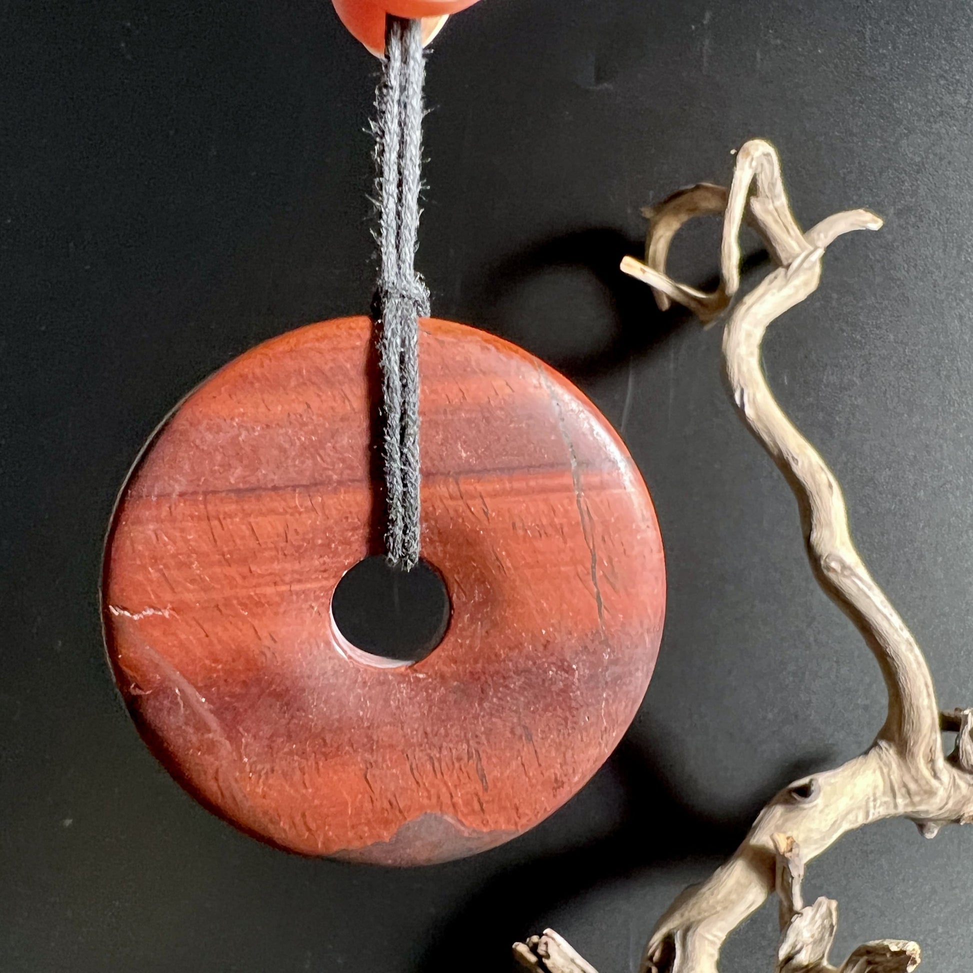 Rotes Tigerauge Donut 50mm, matt poliert, verstellbares Band | Happy Minerals