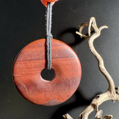 Rotes Tigerauge Donut 50mm, matt poliert, verstellbares Band | Happy Minerals