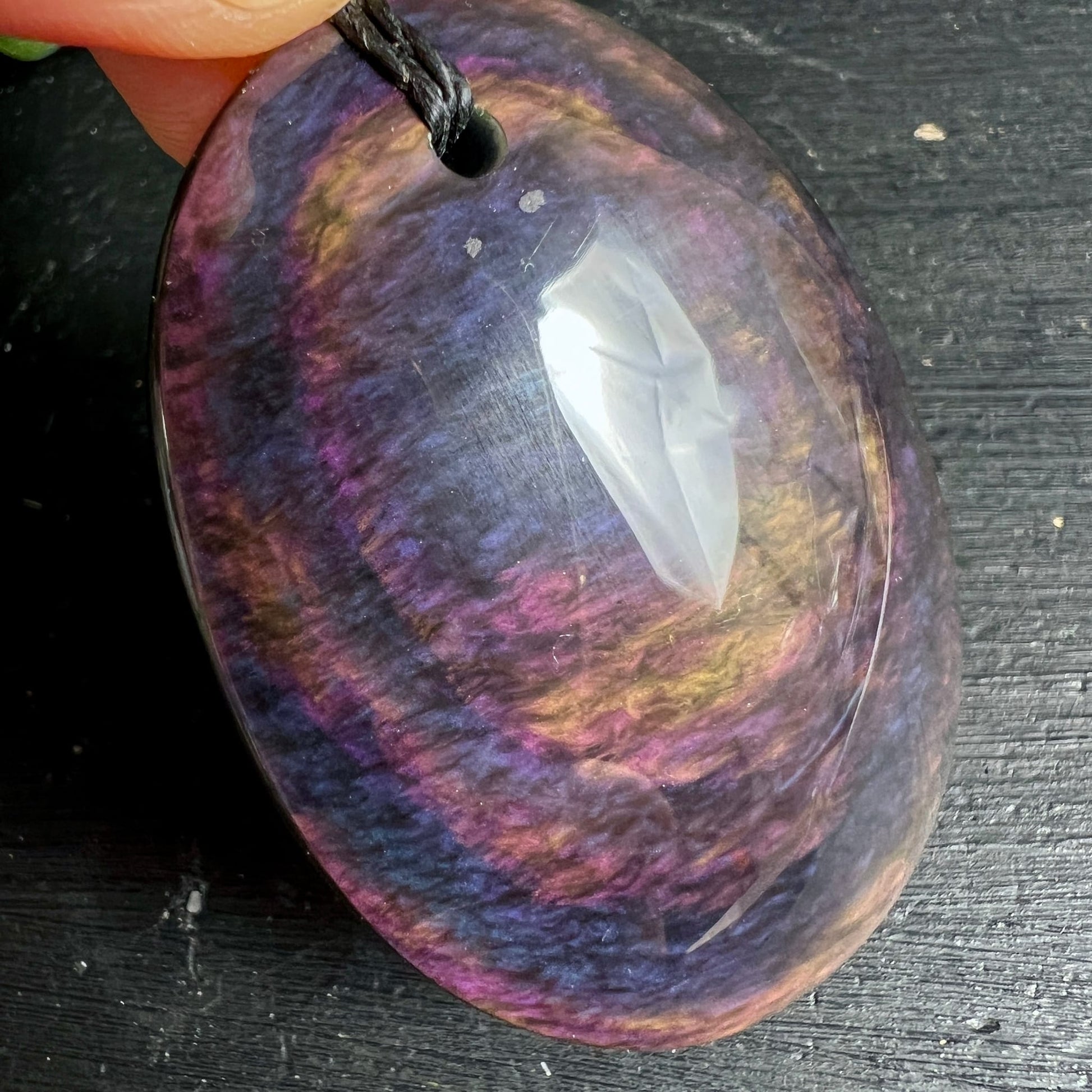 Royal Velvet Obsidian oval | Mexiko | Lila-Rosa-Gold Samtschimmer | weißer Lichtreflex | Nahaufnahme Hand | Happy Minerals