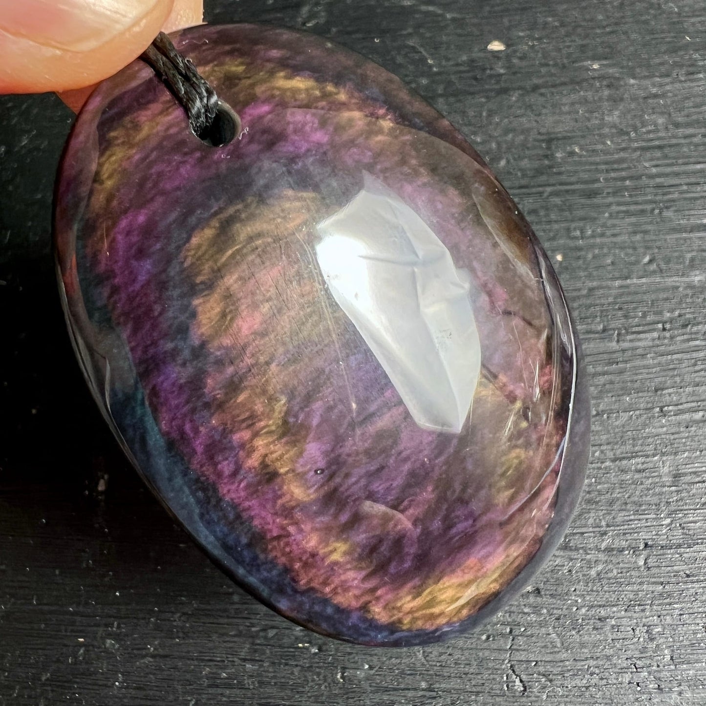 Samt Obsidian oval | Mexiko | violett-goldene Farbwellen | mystischer Perlglanz | zarter Lichtblitz | Happy Minerals