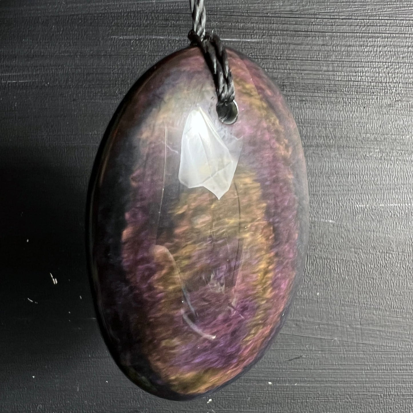 Royal Velvet Obsidian Anhänger | seitliche Ansicht | Pink-Lila-Gold Schimmern | hängend an schwarzer Kordel | Happy Minerals