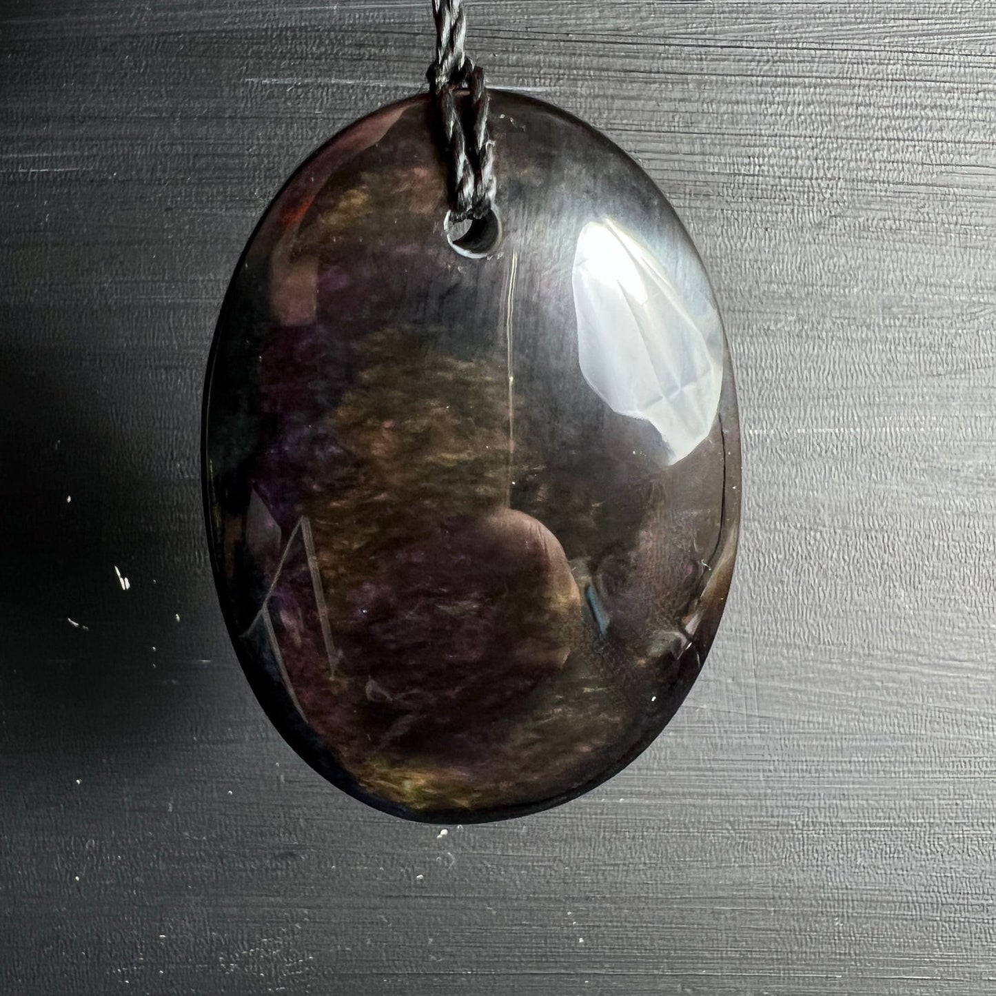 Samt Obsidian oval | dunkle Seite | violett-braune Tiefe | weißer Kristallreflex | schwarze Kordel | Happy Minerals