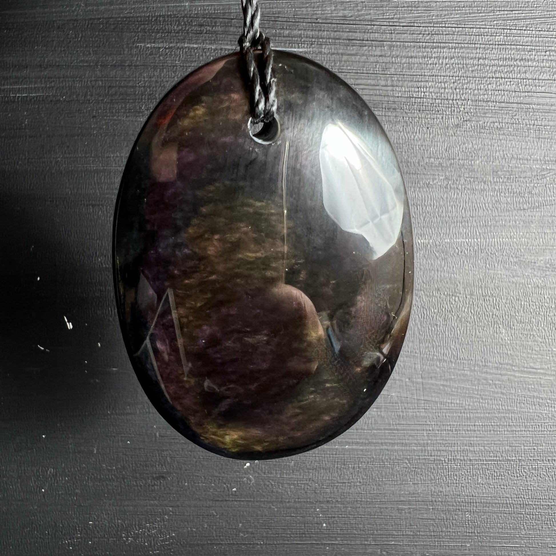 Samt Obsidian oval | dunkle Seite | violett-braune Tiefe | weißer Kristallreflex | schwarze Kordel | Happy Minerals