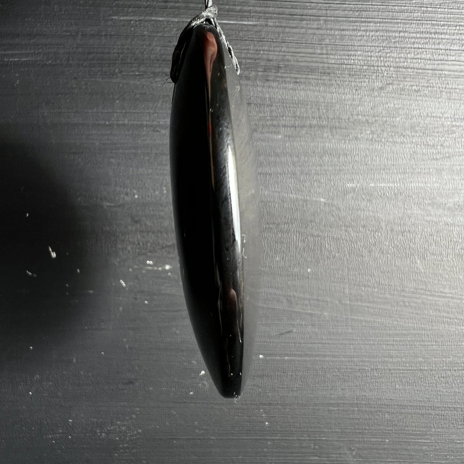 Royal Velvet Obsidian Seitenansicht | tiefschwarz glänzend | schmale Silhouette | hängend | elegante Form | Happy Minerals