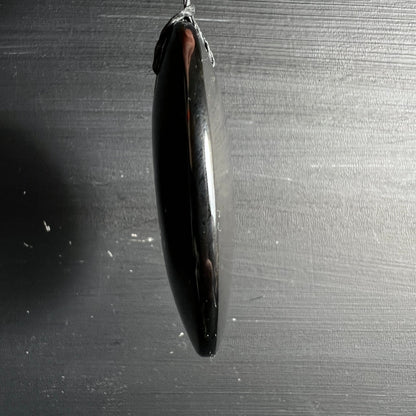 Royal Velvet Obsidian Seitenansicht | tiefschwarz glänzend | schmale Silhouette | hängend | elegante Form | Happy Minerals