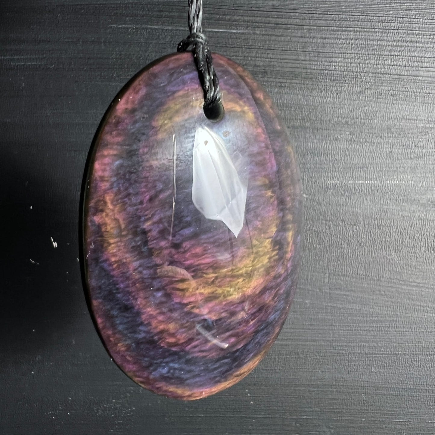 Samt Obsidian oval | Rückseite | leuchtend Pink-Lila | goldene Schlieren | samtiger Glanz | Happy Minerals