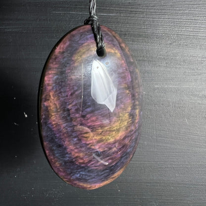 Samt Obsidian oval | Rückseite | leuchtend Pink-Lila | goldene Schlieren | samtiger Glanz | Happy Minerals