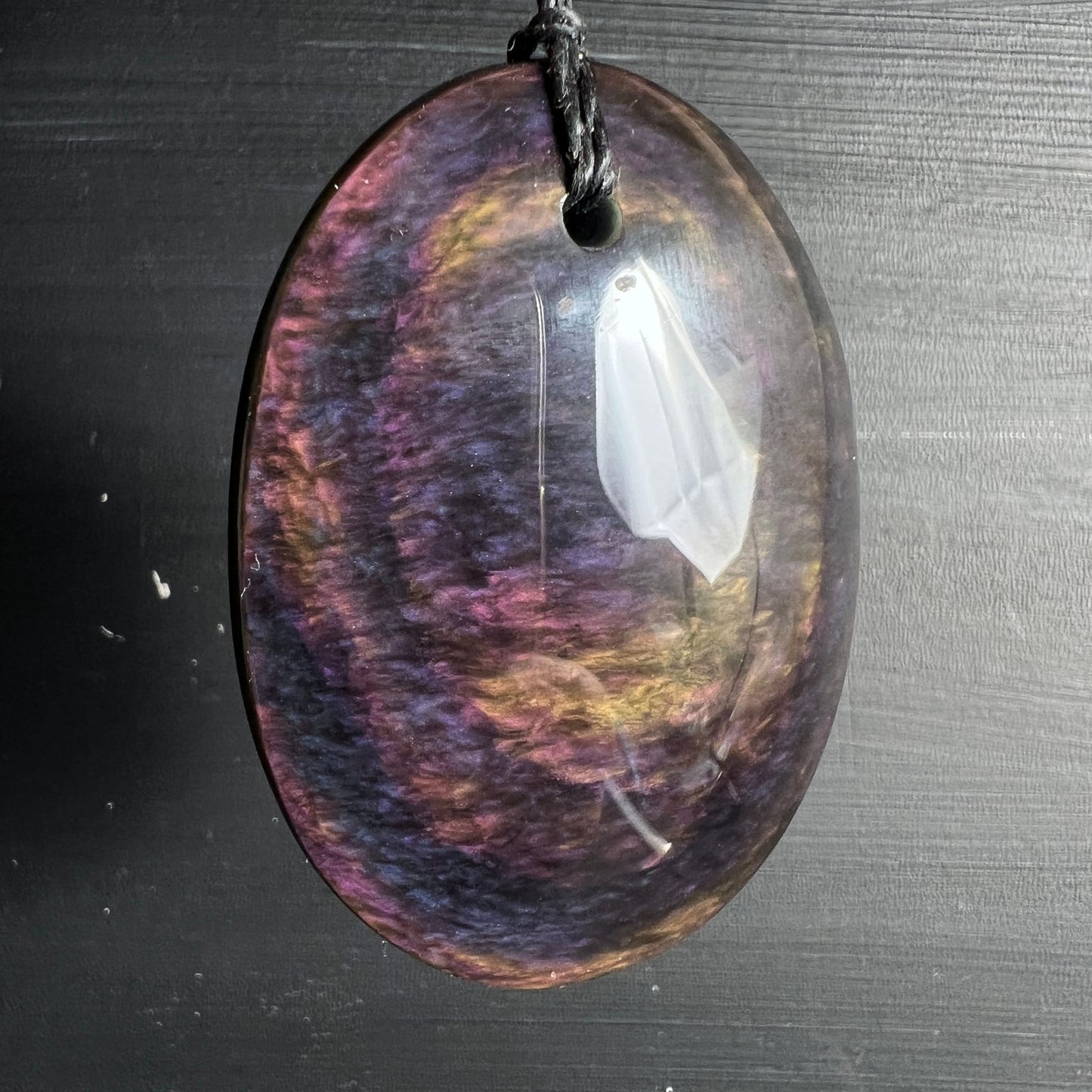 Royal Velvet Obsidian Anhänger | Vorderseite | violett-rosé Farbverlauf | klarer Lichtreflex | schwarze Kordel | Happy Minerals