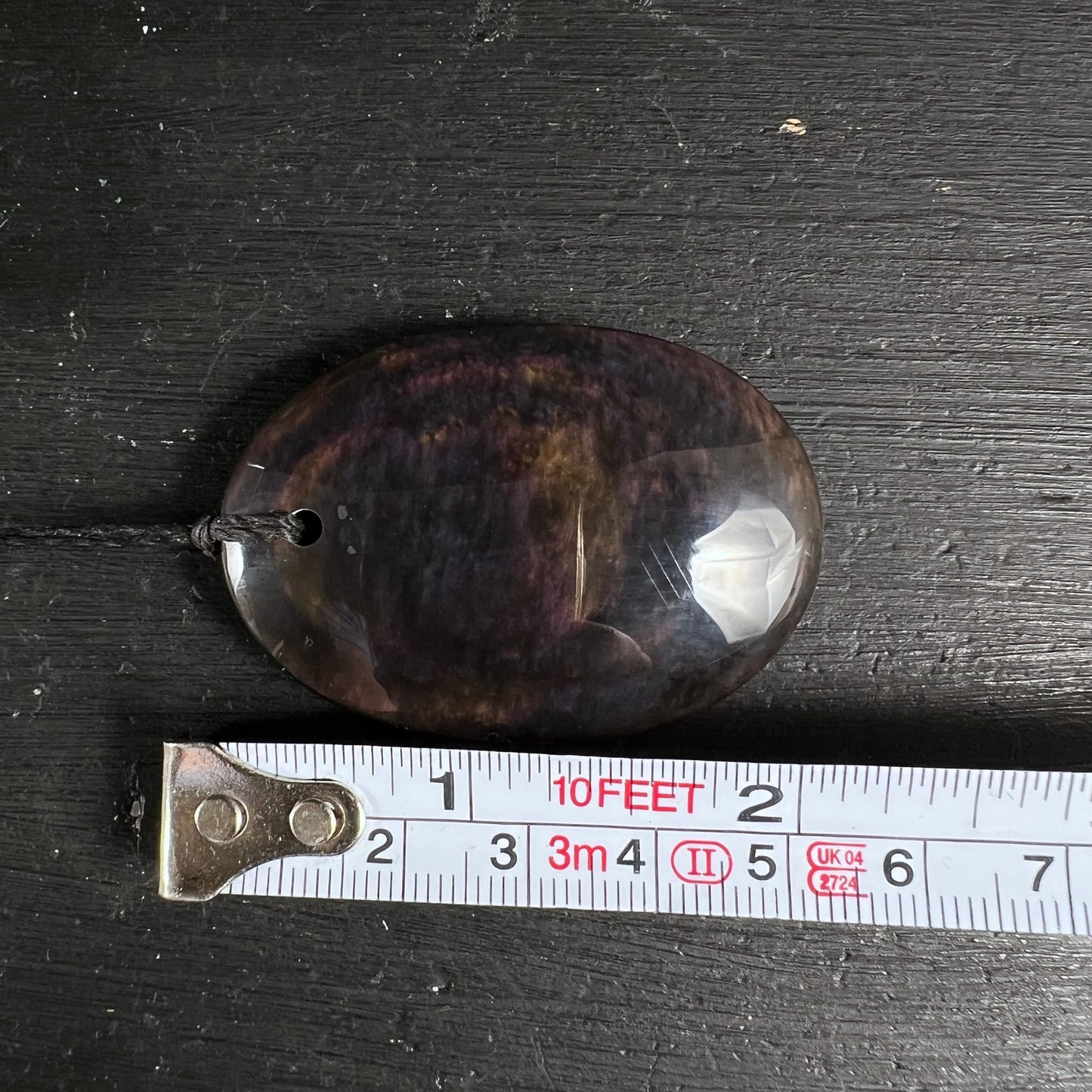 Samt Obsidian oval mit Maßband | ca. 5 cm Länge | Mexiko | lila-goldenes Schimmern | Größenvergleich | Happy Minerals