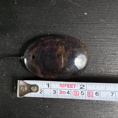 Samt Obsidian oval mit Maßband | ca. 5 cm Länge | Mexiko | lila-goldenes Schimmern | Größenvergleich | Happy Minerals