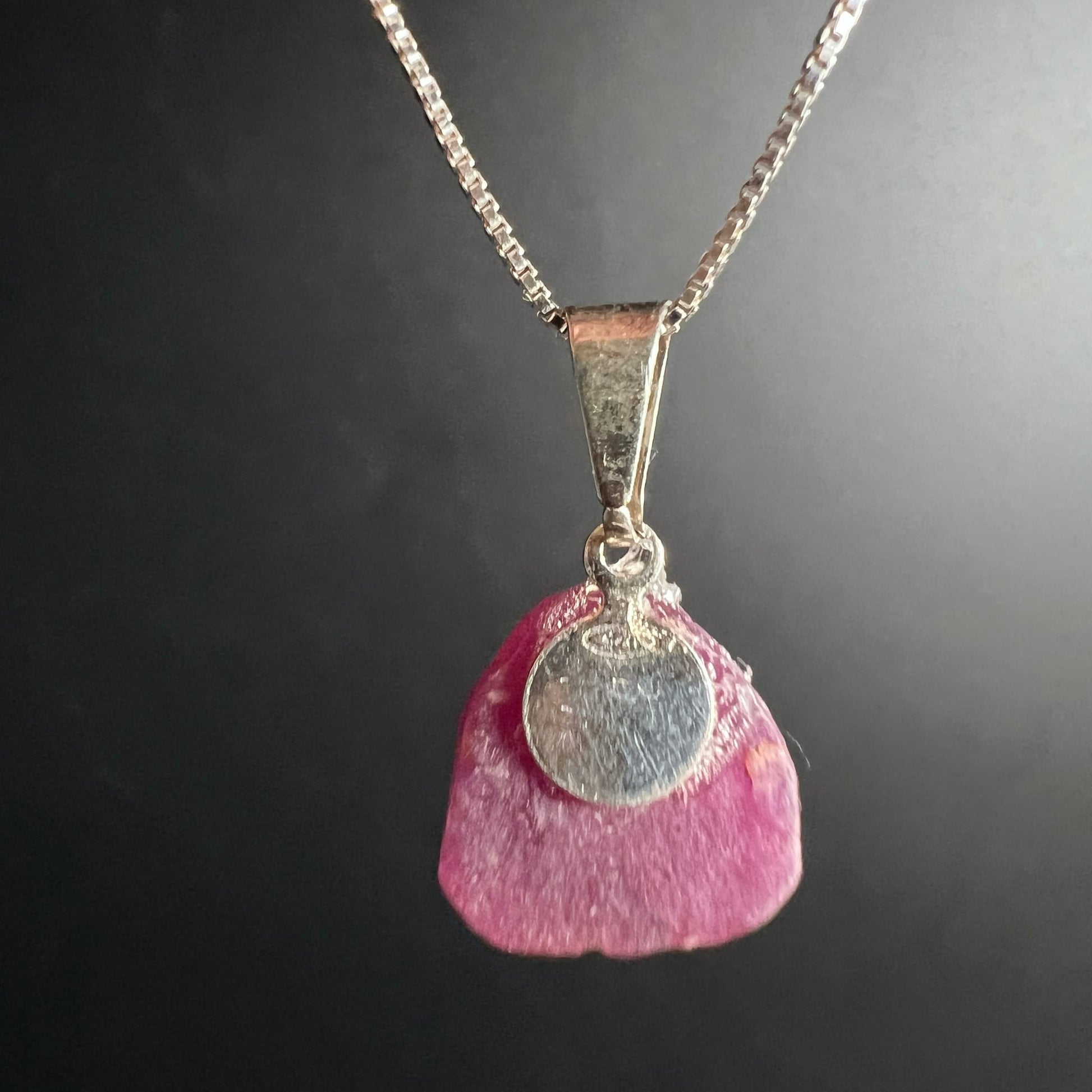 Rubin-Anhänger an Silberkette | leuchtendes Pink | edler Rohstein | Happy Minerals