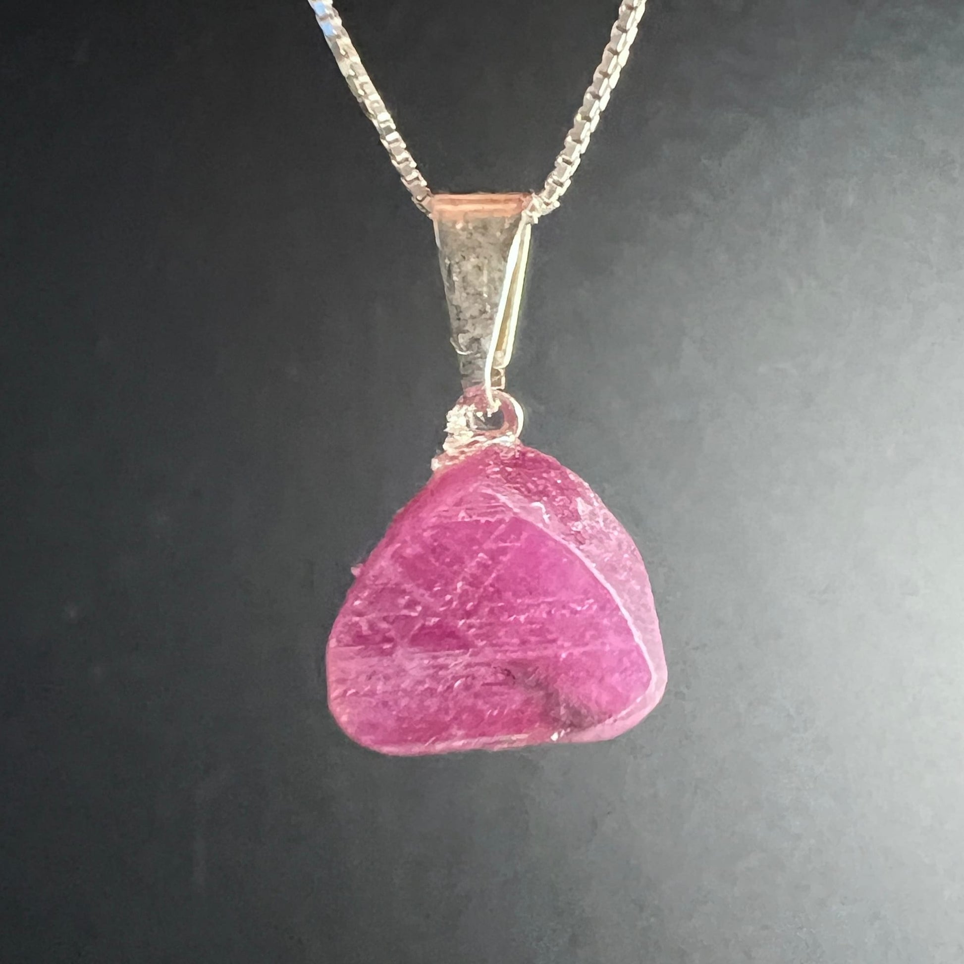 Rubin | Rohstein an Kette | samtiges Rosa | natürliche Struktur | Happy Minerals