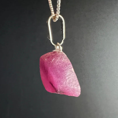 Rubin-Anhänger | Seitenansicht | dunkles Pink | glänzende Facetten | Happy Minerals