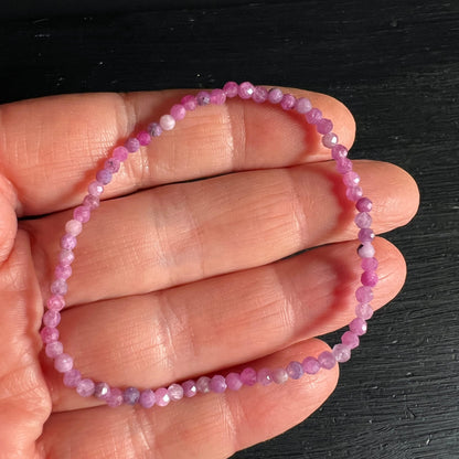 Rubin Armband | am Handgelenk | natürliche Farbvielfalt | Happy Minerals Edelstein