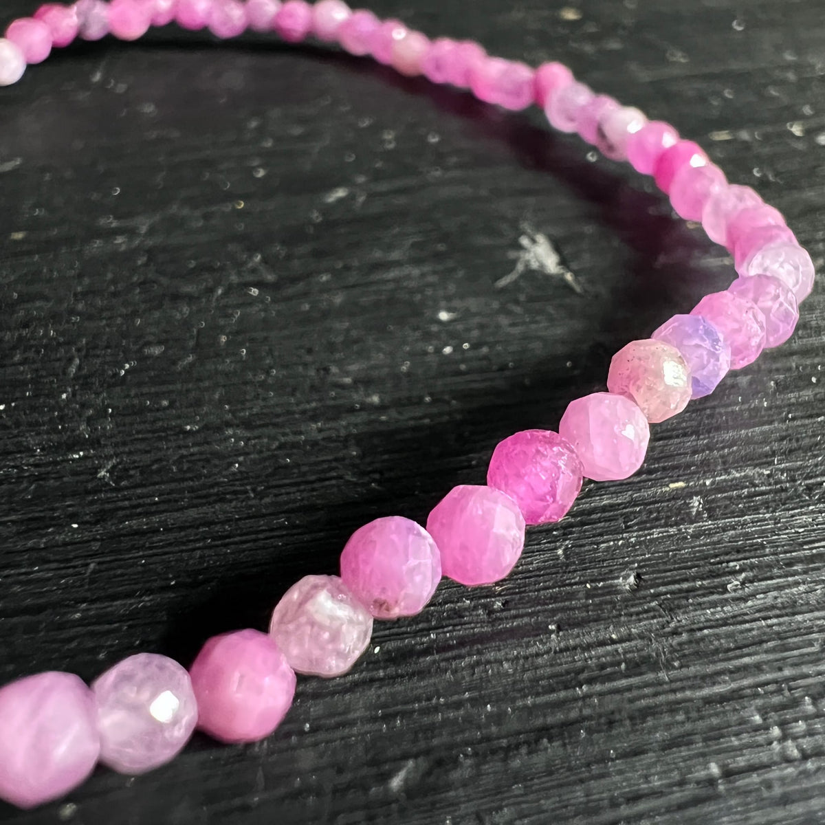 Rubin Armband | Nahaufnahme Facetten | glänzende Perlen | Happy Minerals Detail