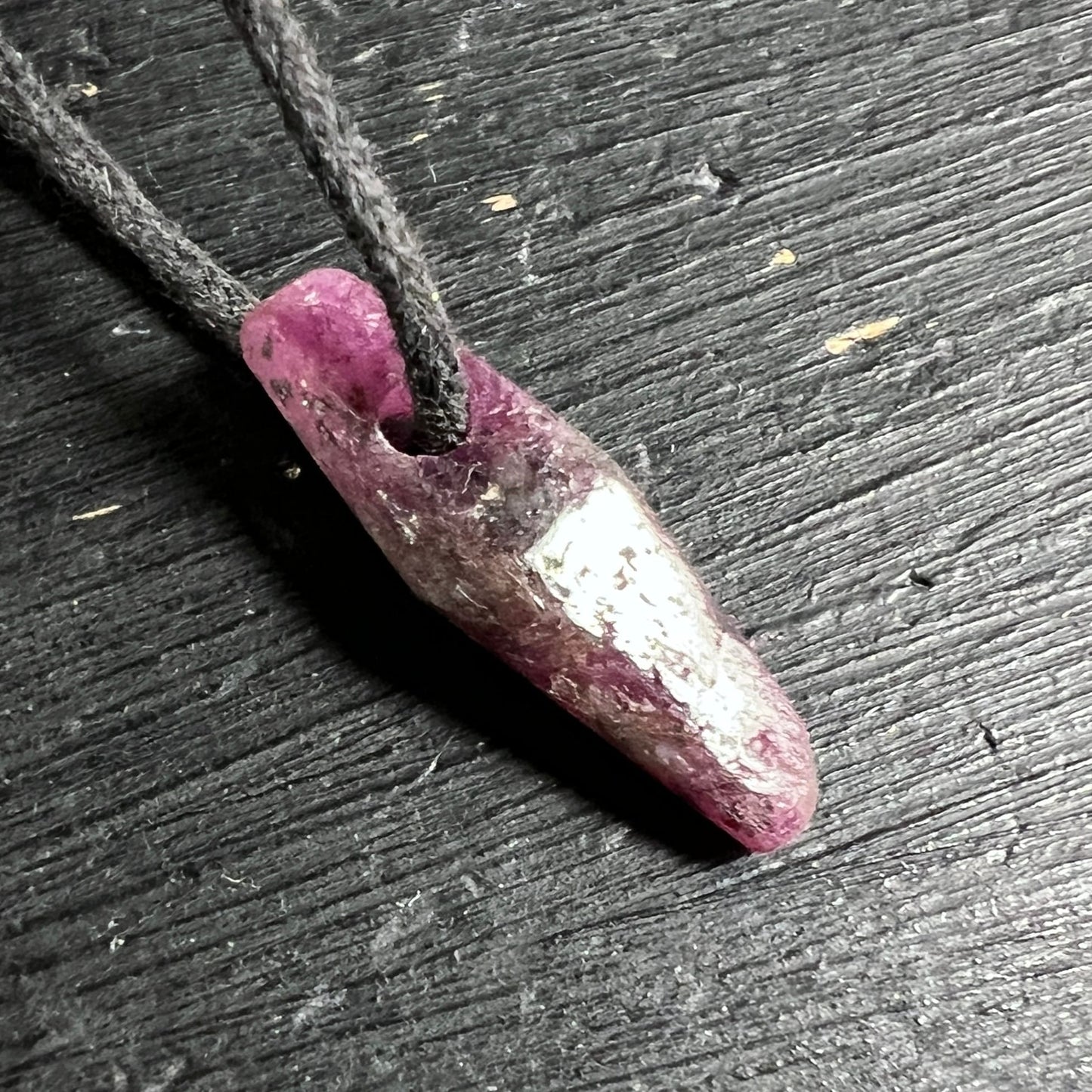 Rubin Anhänger Bohrloch | pink-weiße Marmorierung | raue Oberfläche | Mali Rohstein | Happy Minerals