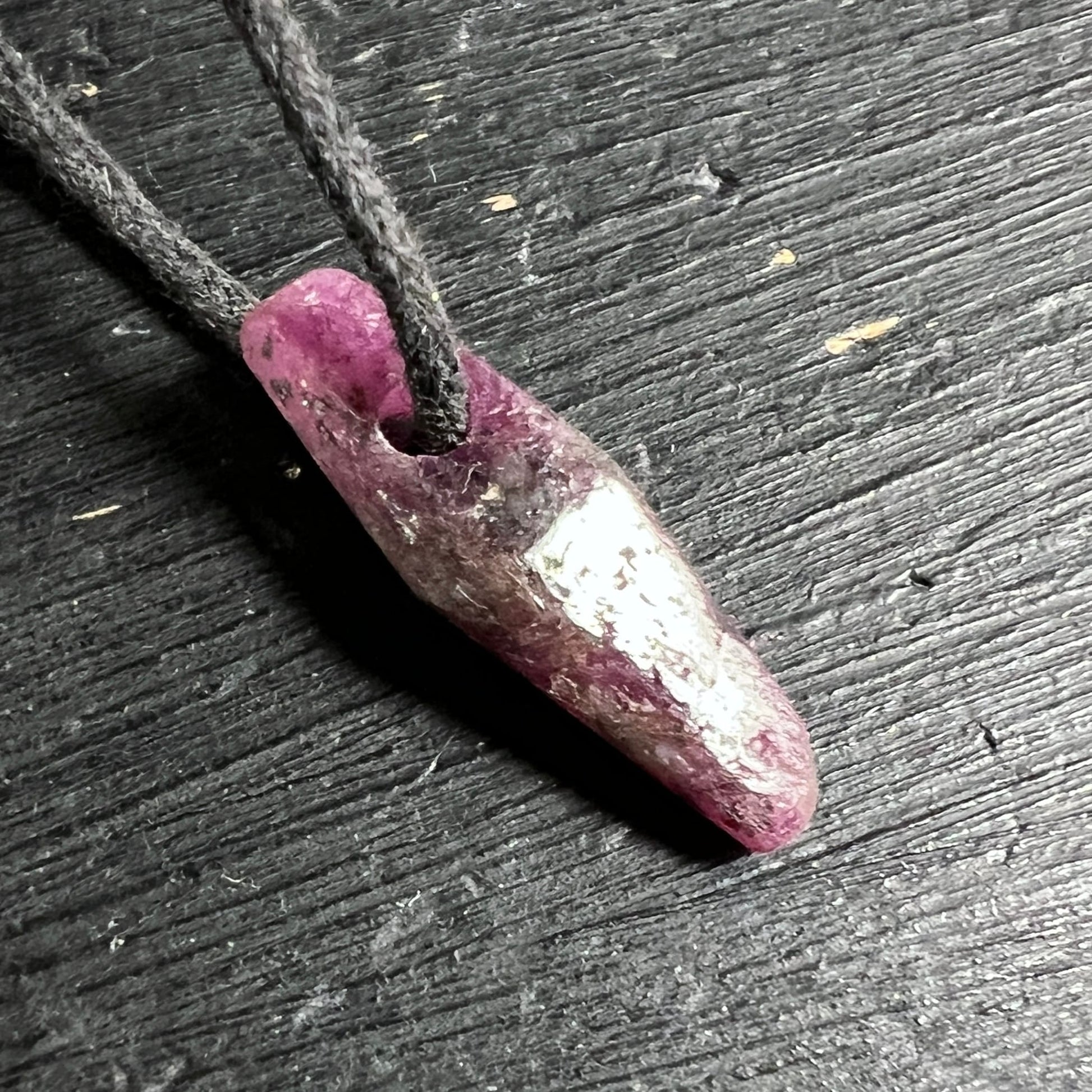 Rubin Anhänger Bohrloch | pink-weiße Marmorierung | raue Oberfläche | Mali Rohstein | Happy Minerals