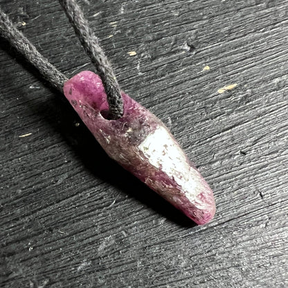 Rubin Anhänger Bohrloch | pink-weiße Marmorierung | raue Oberfläche | Mali Rohstein | Happy Minerals