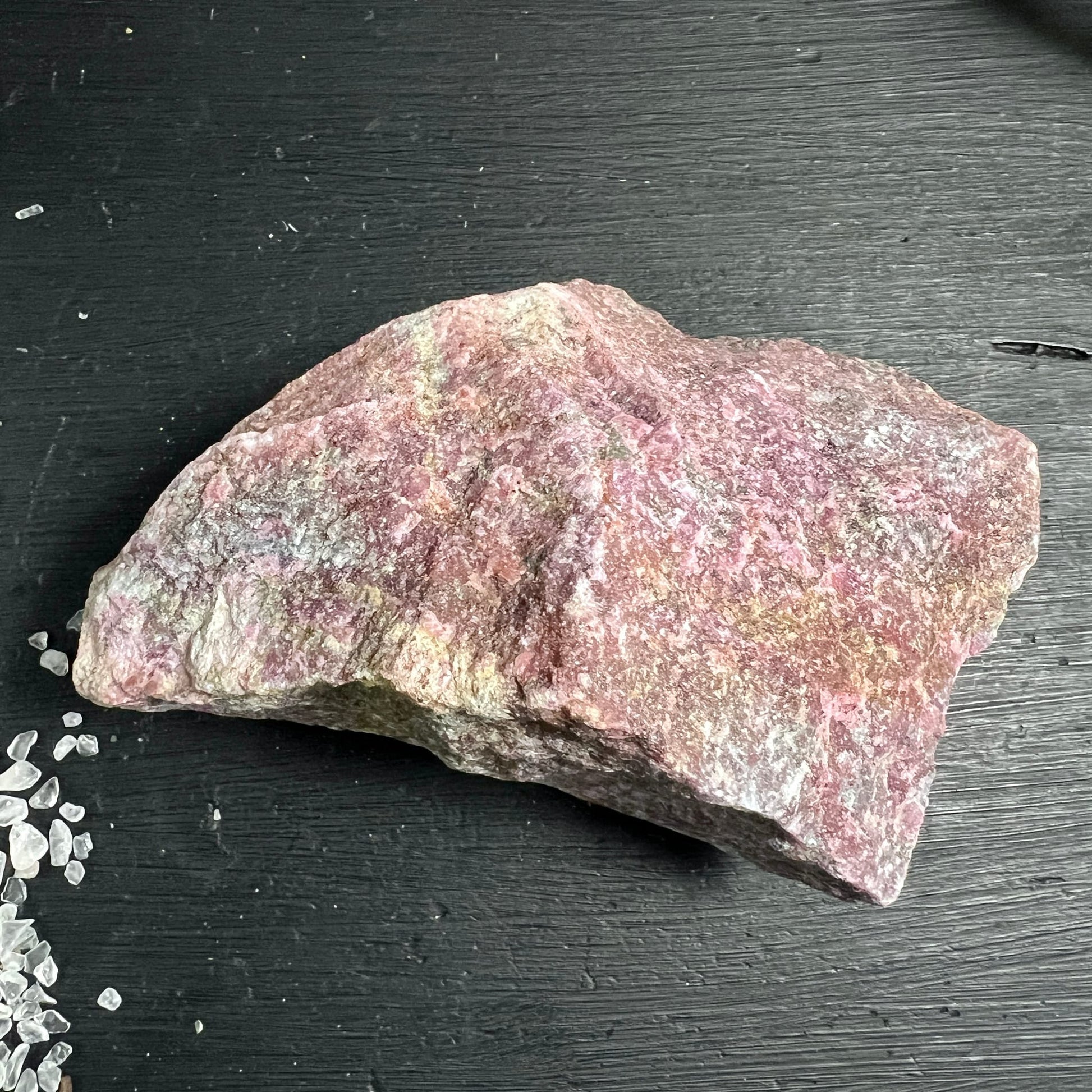 Rubin Kyanit Rohstein, tiefes Pink-Bordeaux mit silbrig-grünen Schichten, körnig-schuppige Textur | Happy Minerals