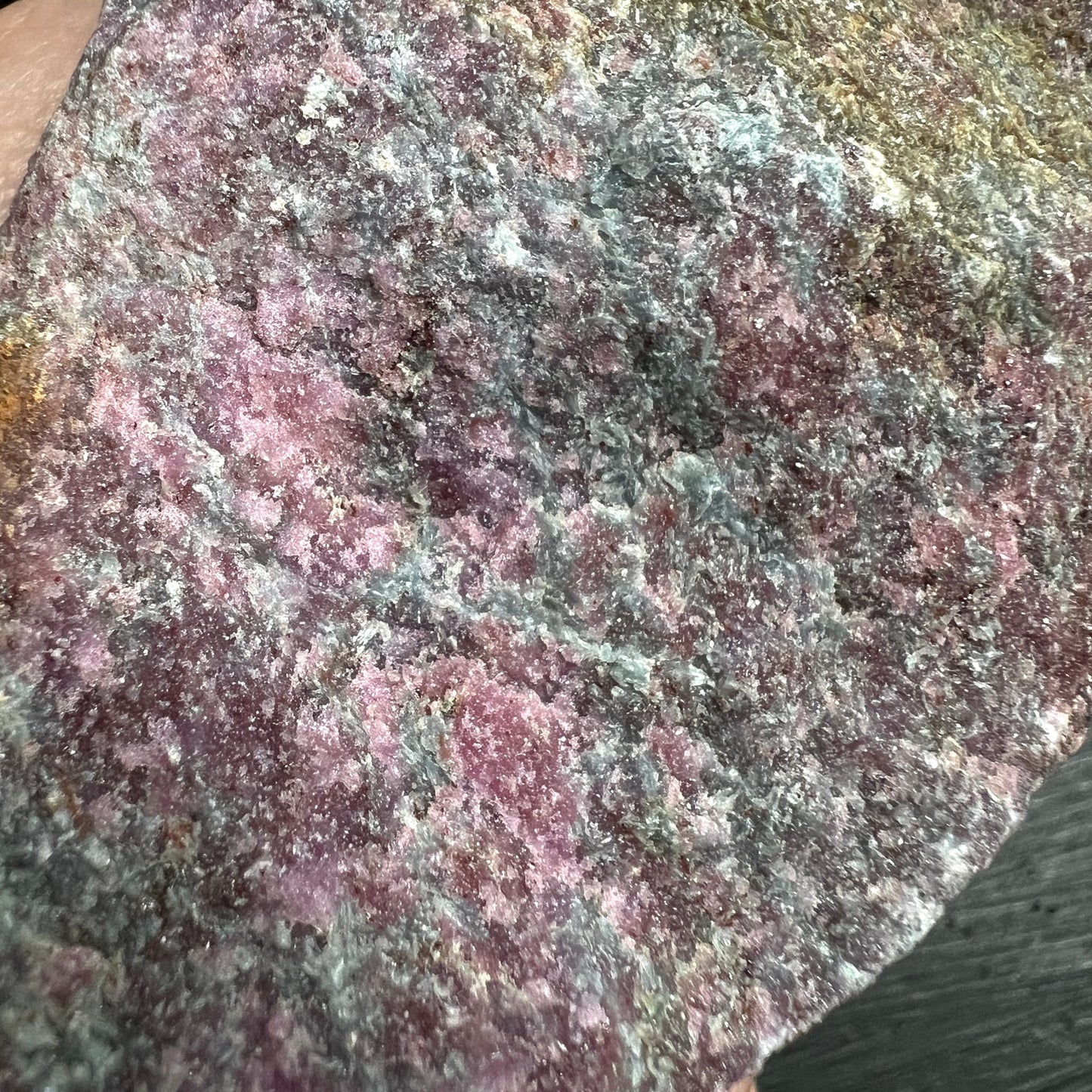Rubin Kyanit Rohstein, pink-lila Zonen mit blaugrünen Kyanit-Schlieren, grob-kristalline Textur | Happy Minerals