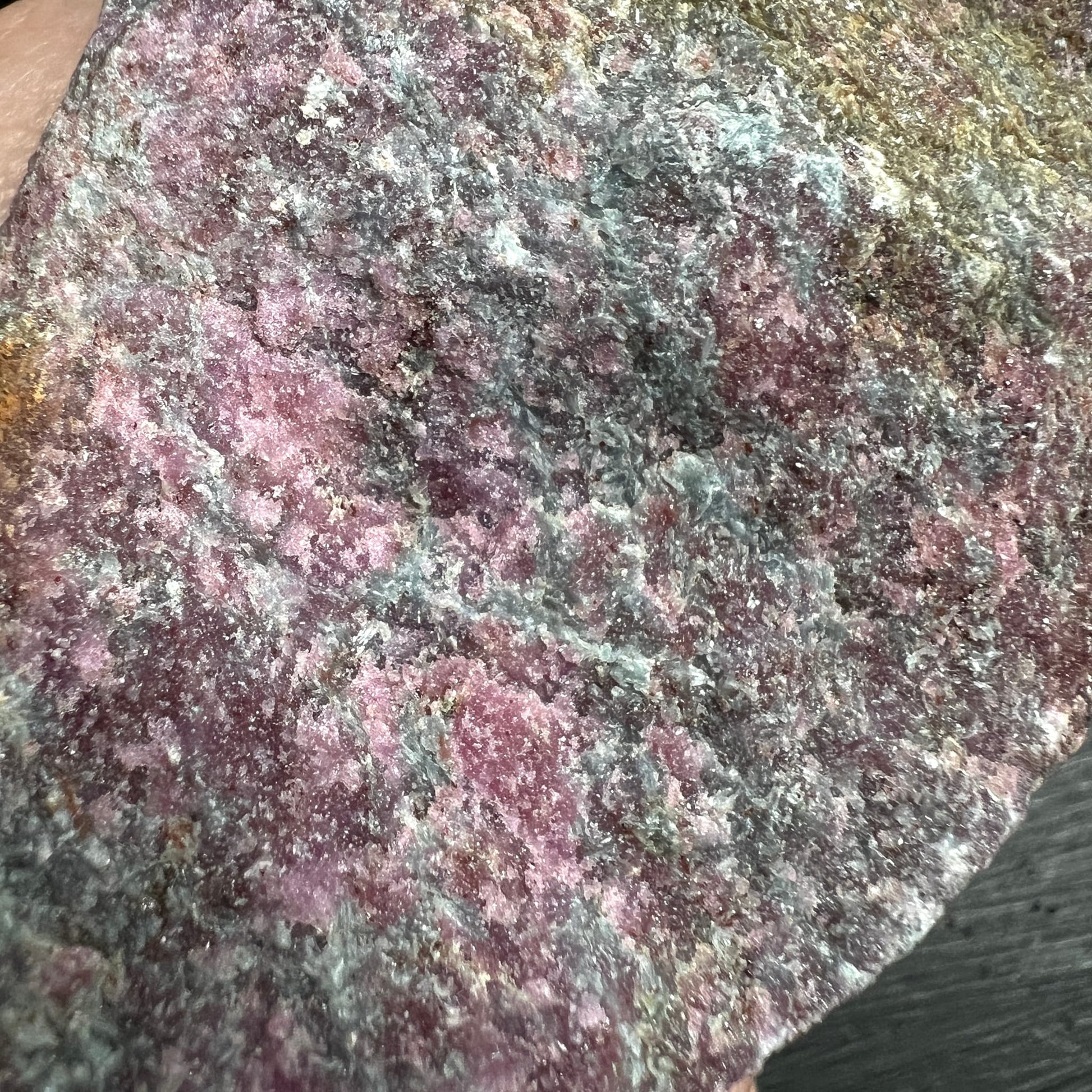 Rubin Kyanit Rohstein, pink-lila Zonen mit blaugrünen Kyanit-Schlieren, grob-kristalline Textur | Happy Minerals