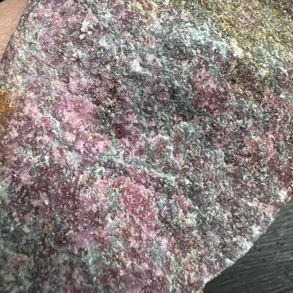 Rubin Kyanit Rohstein, pink-lila Zonen mit blaugrünen Kyanit-Schlieren, grob-kristalline Textur | Happy Minerals