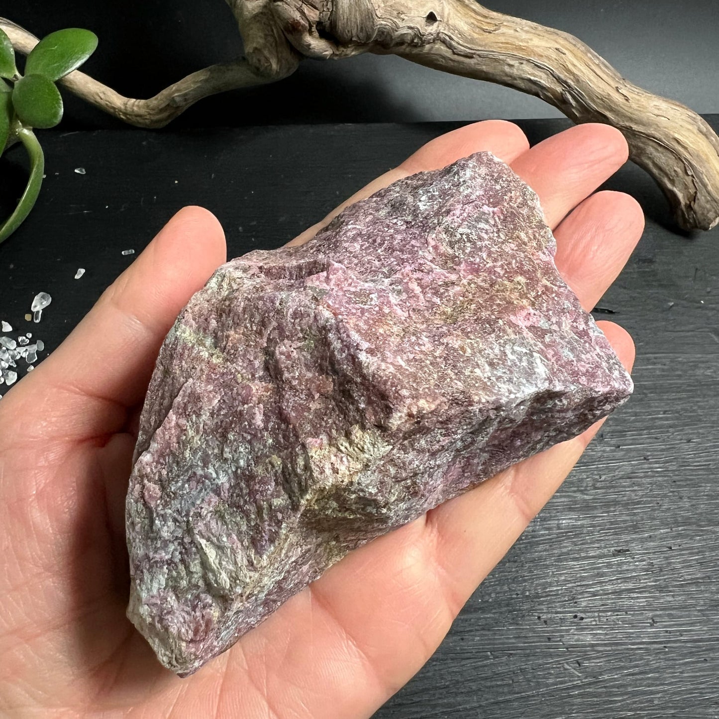 Rubin Kyanit Rohstein, tiefes Pink-Lila mit grau-grünen Kyanit-Schlieren, raue Bruchflächen, handtellergroß | Happy Minerals