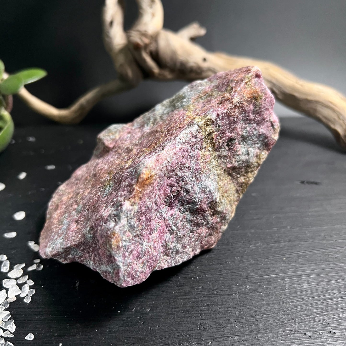 Rubin-Kyanit Rohstein, pink-violett mit blaugrauen Zonen, orangebraunen Flecken, raue unpolierte Oberfläche | Happy Minerals