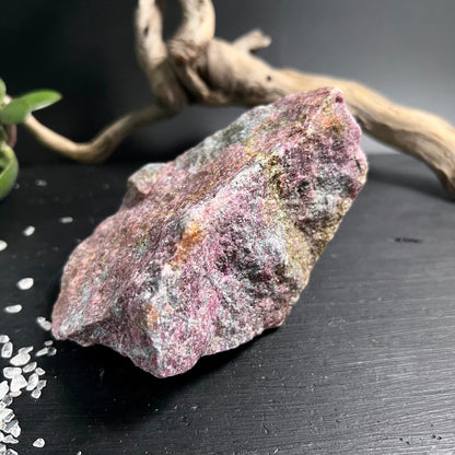 Rubin-Kyanit Rohstein, pink-violett mit blaugrauen Zonen, orangebraunen Flecken, raue unpolierte Oberfläche | Happy Minerals