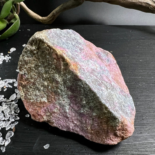 Rubin Kyanit Rohstein mit pink-violetten Zonen, grau-grünen Streifen und orangebraunen Übergängen, raue Oberfläche | Happy Minerals