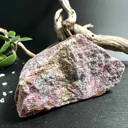 Rubin Kyanit Rohstein, tief purpur-rot mit grau-grünen Kyanit-Zonen, raue unpolierte Oberfläche, trapezförmig | Happy Minerals