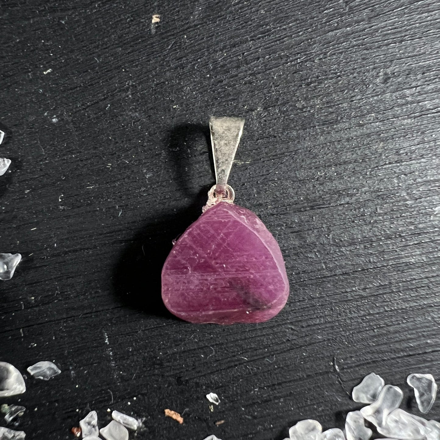 Rubin | Rohstein-Anhänger | tiefes Pink-Violett | Mali | Unikat | Happy Minerals