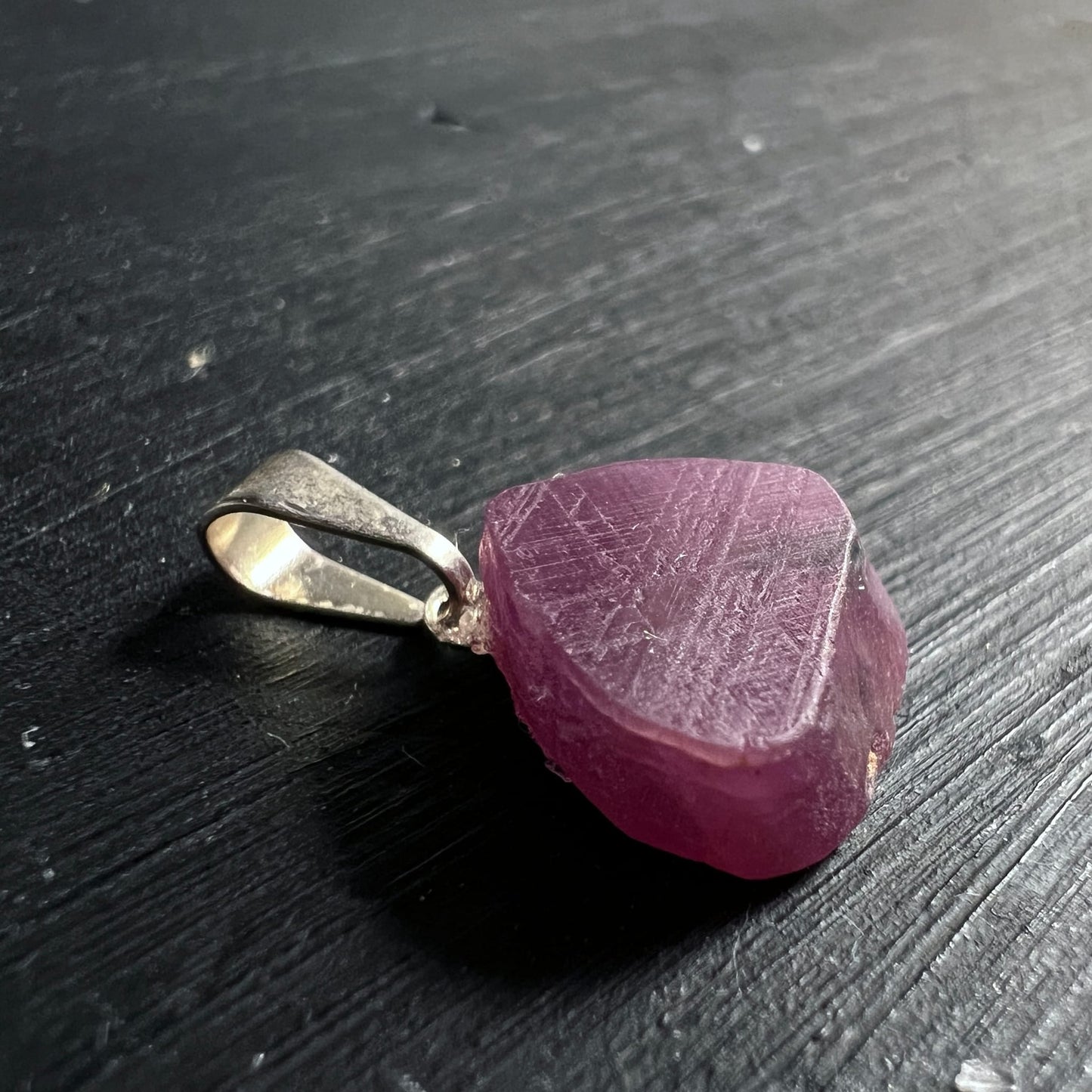 Rubin Rohstein | Nahaufnahme | changierende Rosatöne | facettierte Oberfläche | Happy Minerals