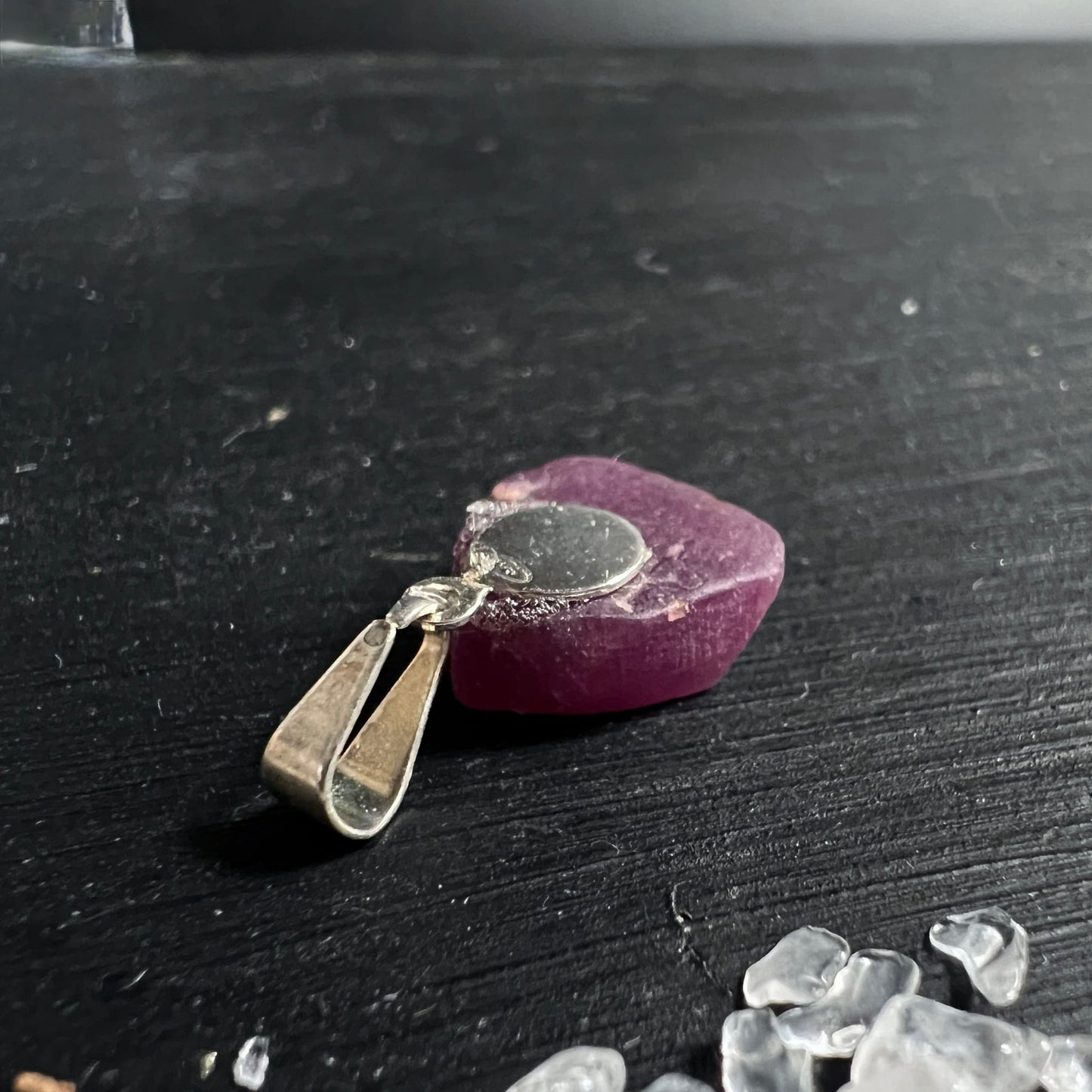 Rubin | Rückseite mit Silberöse | Mali-Rohstein | zartrosa Glanz | Happy Minerals