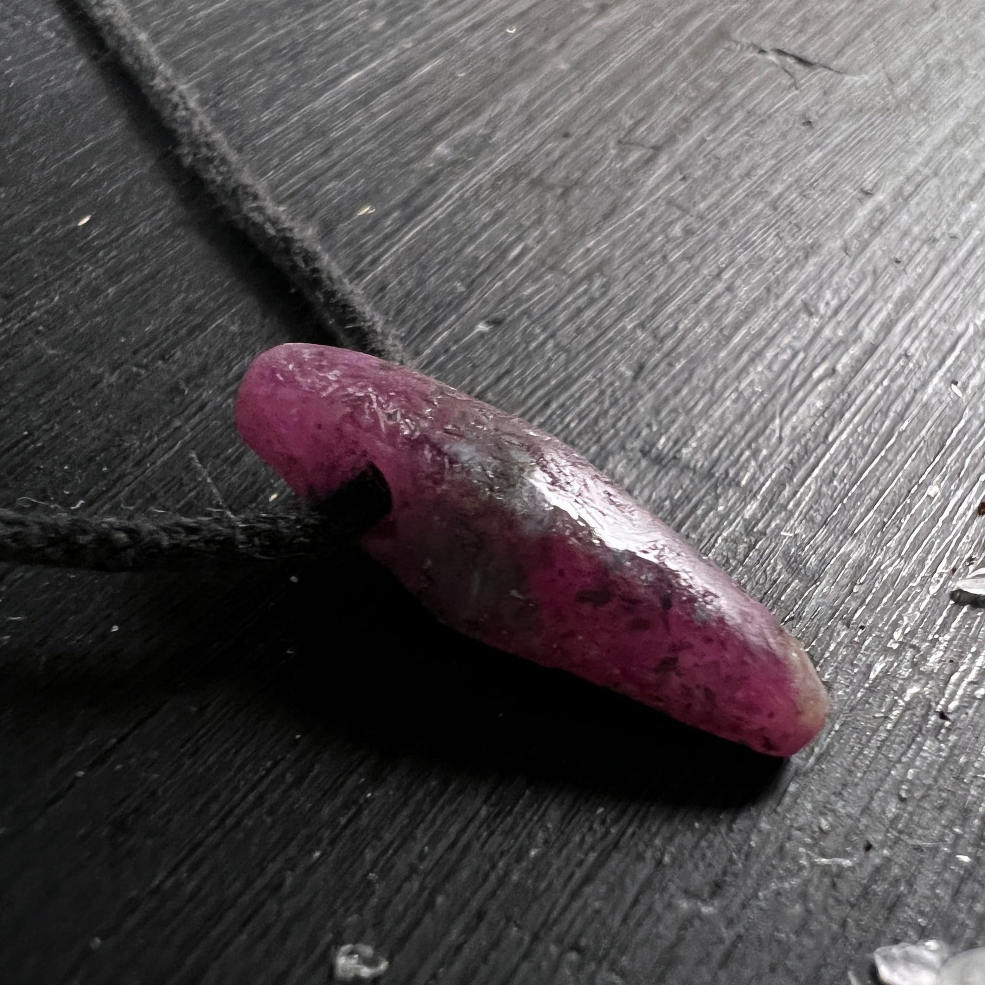 Rubin Anhänger Nahaufnahme | changierendes Pink-Magenta | glänzende Facette | Mali Rohstein | Happy Minerals