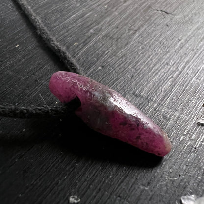 Rubin Anhänger Nahaufnahme | changierendes Pink-Magenta | glänzende Facette | Mali Rohstein | Happy Minerals