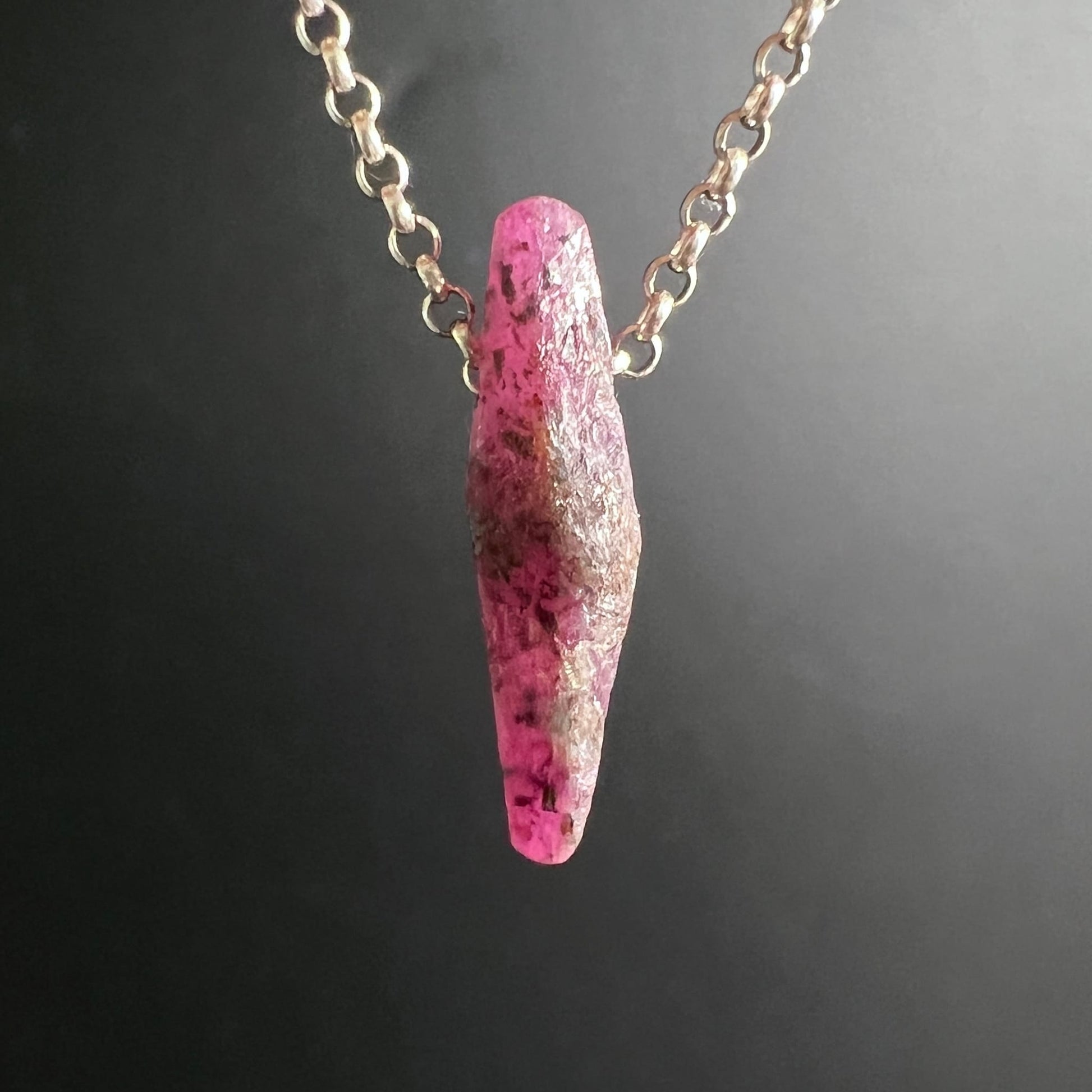 Rubin an Silberkette | leuchtendes Magenta-Pink | dunkle Einschlüsse | edler Look | Happy Minerals