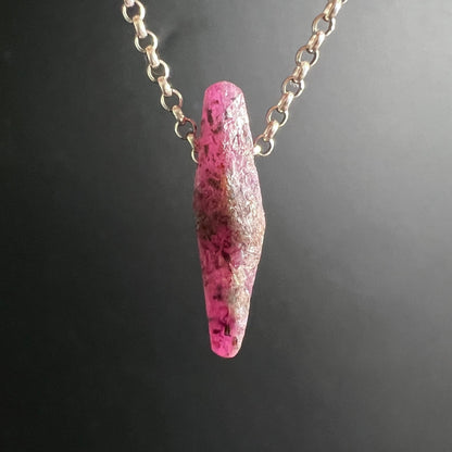 Rubin an Silberkette | leuchtendes Magenta-Pink | dunkle Einschlüsse | edler Look | Happy Minerals