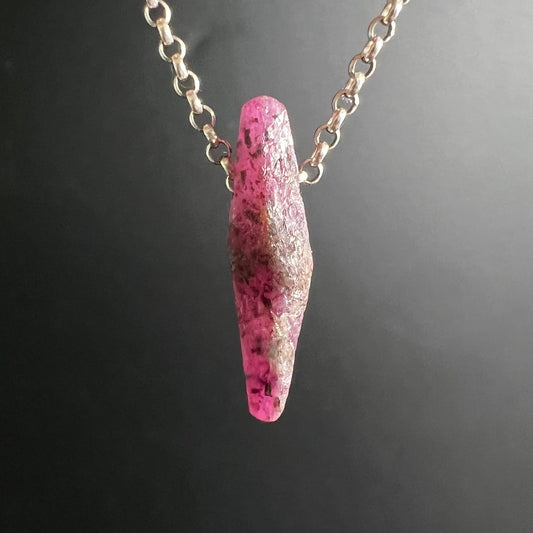 Rubin an Silberkette | leuchtendes Magenta-Pink | dunkle Einschlüsse | edler Look | Happy Minerals