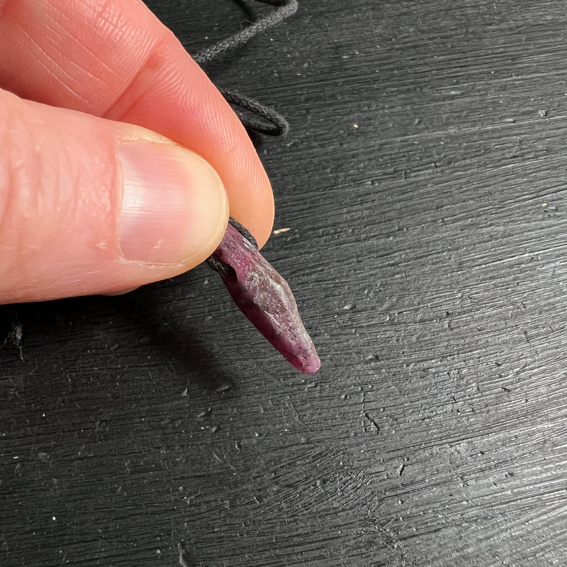 Rubin Spitze Detailaufnahme | zwischen Fingern gehalten | zart rosa Glanz | Mali Rohstein | Happy Minerals