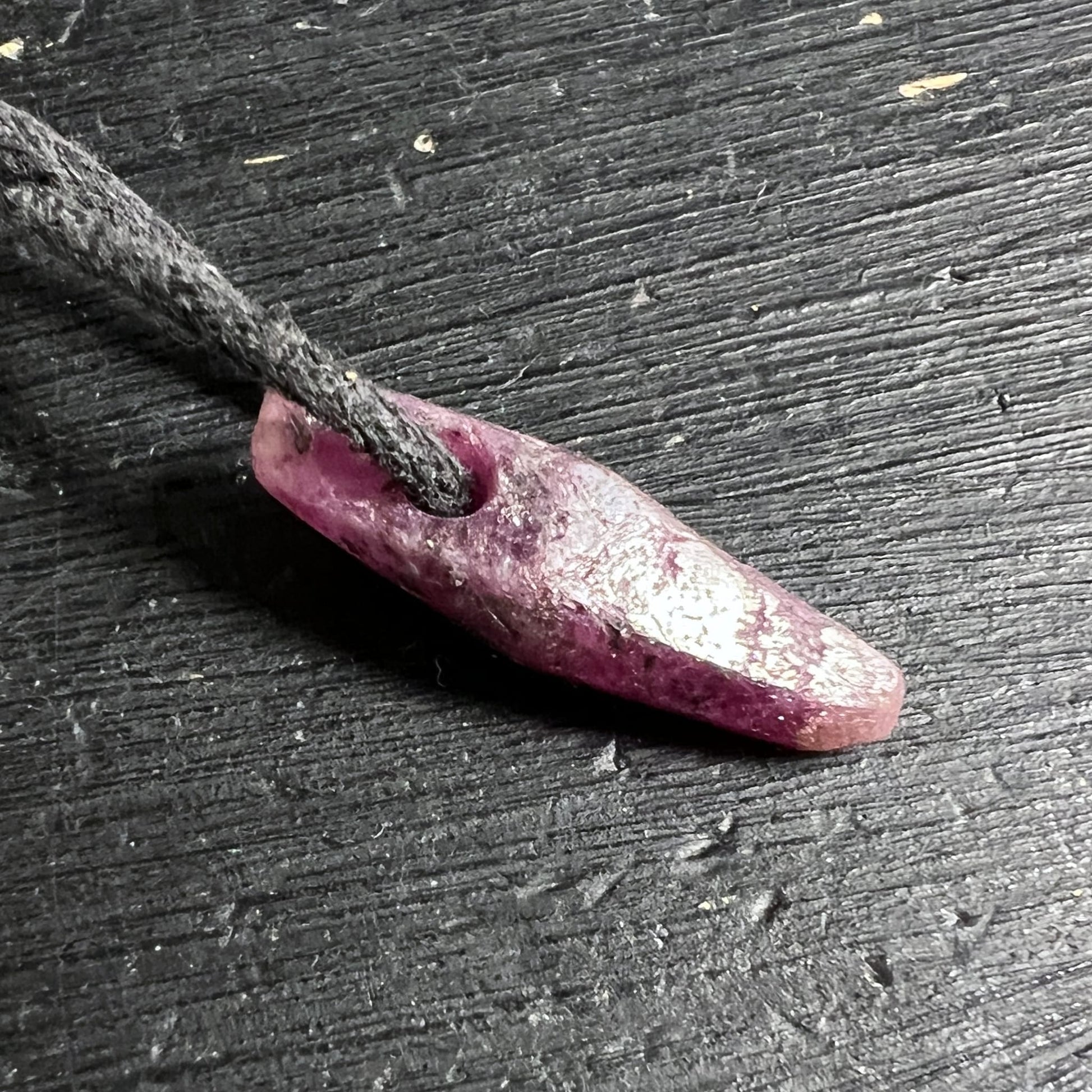 Rubin Rohstein Detail | weiße Einschlüsse | tiefes Pink | rustikale Textur | Mali | Happy Minerals