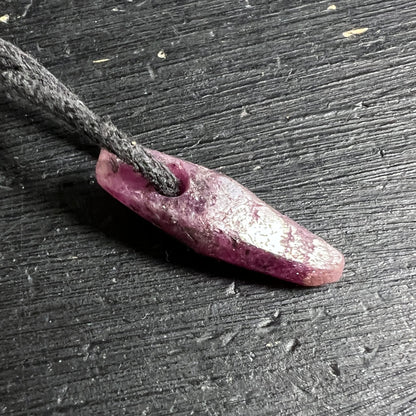 Rubin Rohstein Detail | weiße Einschlüsse | tiefes Pink | rustikale Textur | Mali | Happy Minerals