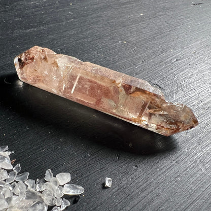 Rutilquarz Doppelender | Draufsicht | neben Bergkristall-Splittern | Happy Minerals