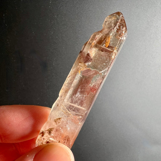 Rutilquarz in Hand gehalten | Doppelender | transparente Textur | Madagaskar | Happy Minerals