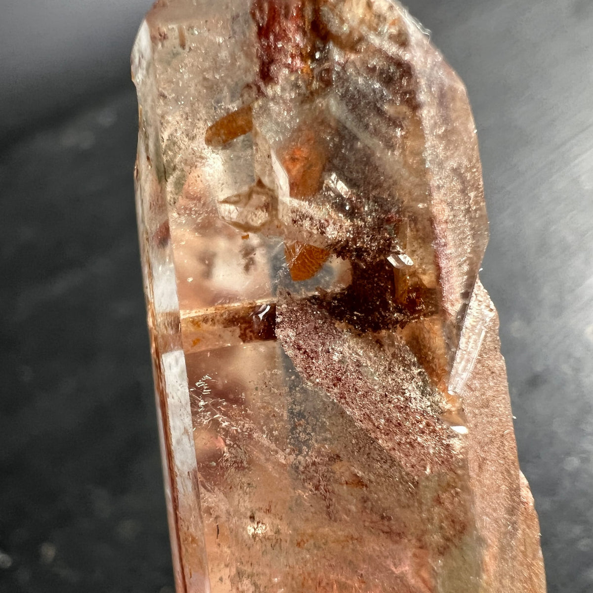 Rutilquarz Facettendetail | rostbraune Einschlüsse | glasklare Kristallstruktur | Happy Minerals